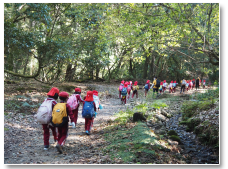 10月：みんなでがんばろう遠足： 年長さんが14kmの道のりを歩きます。 