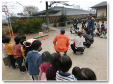 12月：地震防火避難訓練 消防署の方から大切な指導をしていただきました。 