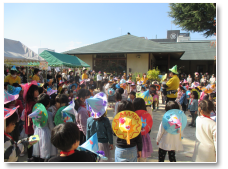 11月：親愛フェスティバル： ゲームやクラフトコーナー等が盛りだくさんの 素敵なフェスティバルです。 